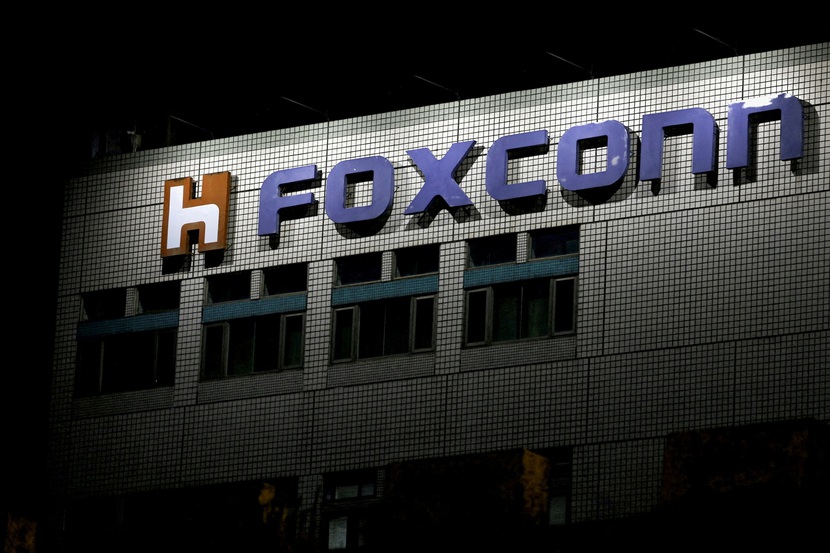 Foxconn có thể bị phạt do đầu tư trái phép vào Trung Quốc - Ảnh 1.