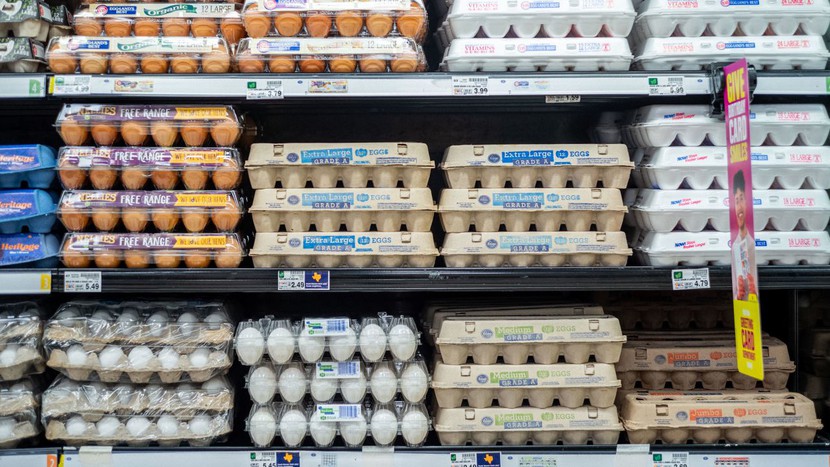 Giá trứng gia cầm ở Mỹ tăng 'chóng mặt' trong năm 2022 - Ảnh 1.