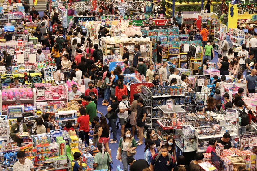 Người dân Singapore kéo nhau mua sắm trước khi tăng thuế hàng hóa - Ảnh 2.