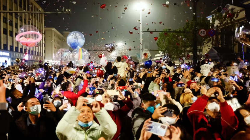 Hàng nghìn người đón năm mới ở Vũ Hán giữa làn sóng COVID - Ảnh 1.