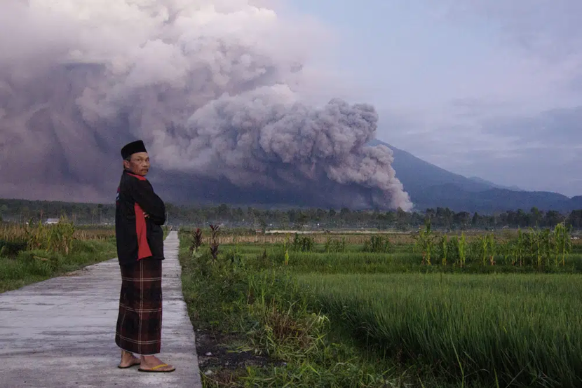 Núi lửa Semeru phun trào, Indonesia nâng cảnh báo lên mức cao nhất - Ảnh 2.