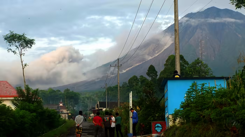 Núi lửa Semeru phun trào, Indonesia nâng cảnh báo lên mức cao nhất - Ảnh 1.