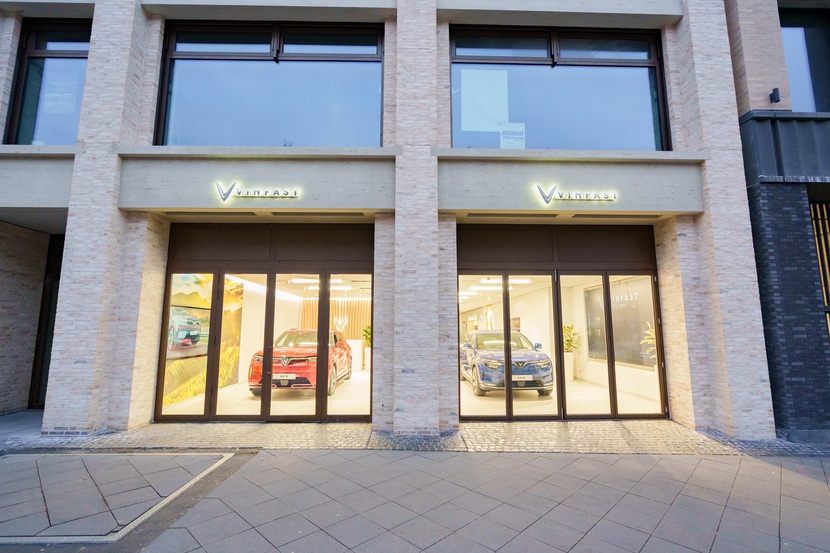 Vinfast khai trương hai cửa hàng đầu tiên tại Cologne và Paris - Ảnh 2.