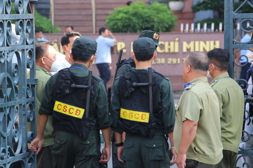 An ninh thắt chặt tại phiên tòa xét xử chủ tịch Công ty địa ốc Alibaba Nguyễn Thái Luyện - Ảnh 9.