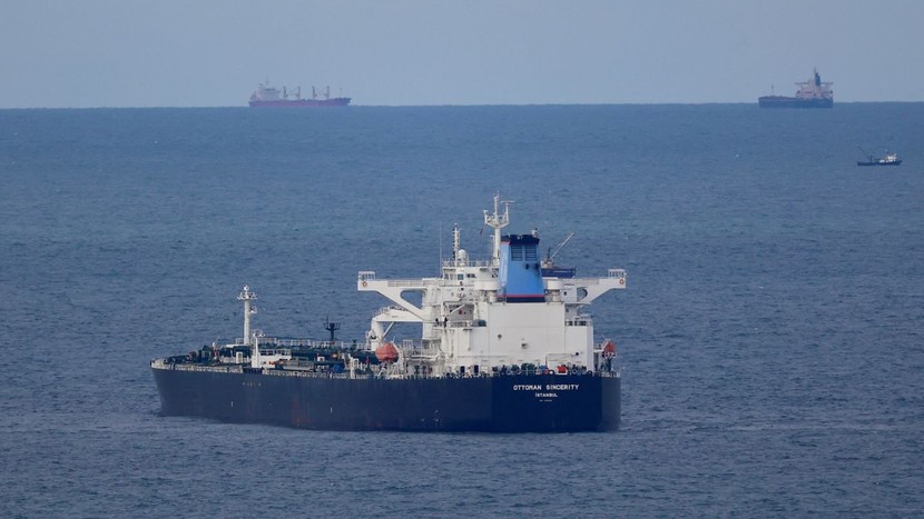 Nhiều tàu chở dầu bị mắc kẹt ở Biển Đen sau khi phương Tây áp giá trần dầu của Nga - Ảnh 1.