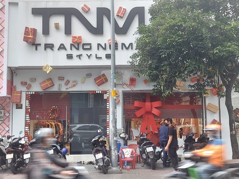 Cận cảnh shop hàng hiệu nghi hàng giả của Trang "nemo" - Ảnh 1.