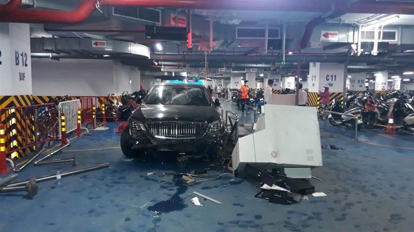 Mercedes Maybach tông loạt xe máy trong hầm chung cư ở Hà Nội - Ảnh 1.
