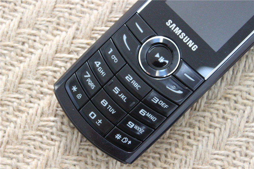 Samsung bắt đầu ngừng bán điện thoại phổ thông - Ảnh 1.