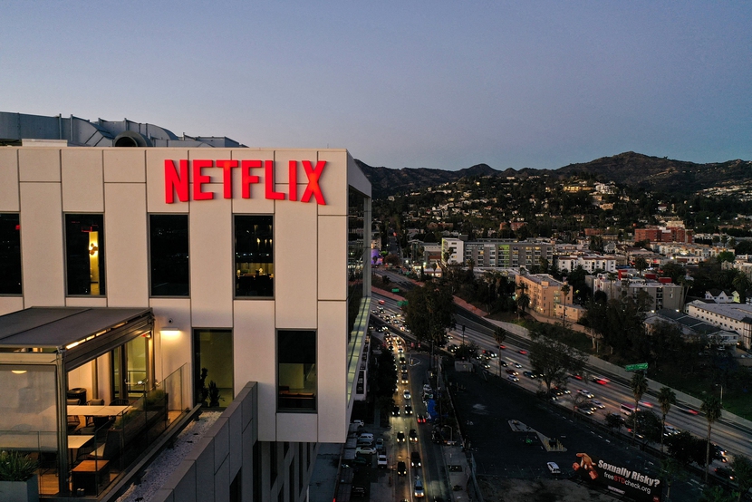Netflix sa thải thêm 300 nhân viên sau khi sụt giảm thuê bao đăng ký - Ảnh 1.