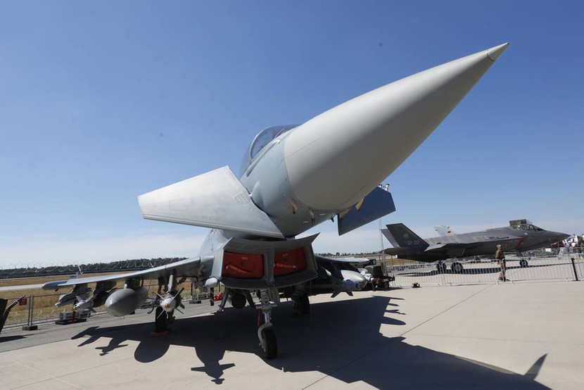 Tây Ban Nha mua 20 máy bay chiến đấu Eurofighter trị giá 2,1 tỷ USD - Ảnh 1.