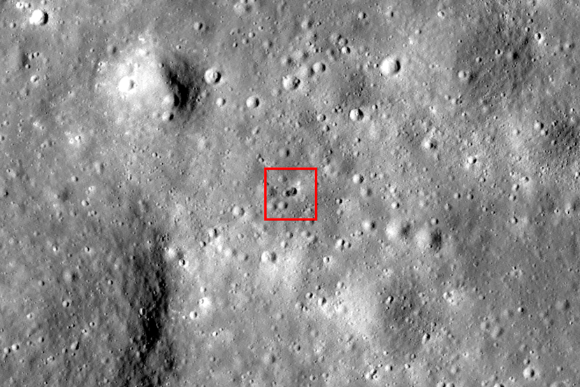 NASA chụp ảnh 'UFO' rơi trên mặt trăng làm dấy lên các thuyết âm mưu  - Ảnh 1.