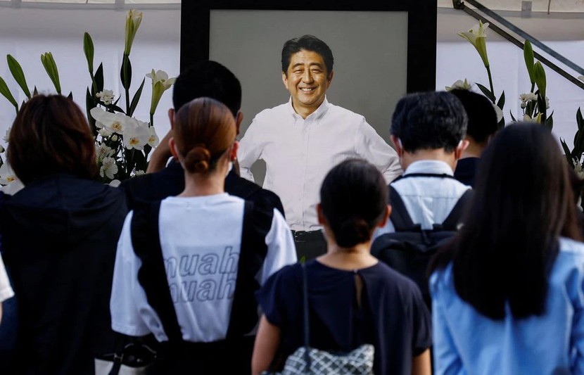 Người Nhật đưa tiễn cố thủ tướng Shinzo Abe - Ảnh 1.