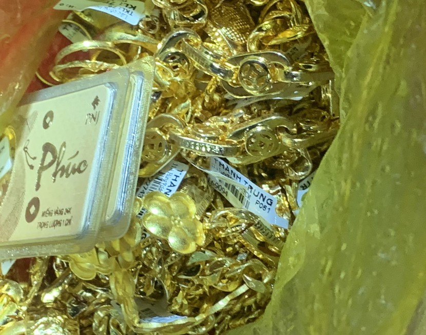 Bắt chủ tiệm vàng ở Cà Mau vì mua bán vàng của nhóm 'đạo chích' - Ảnh 1.