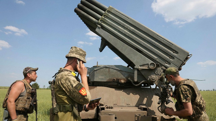 NATO và EU cảnh báo về nguy cơ buôn lậu vũ khí ở Ukraina - Ảnh 1.