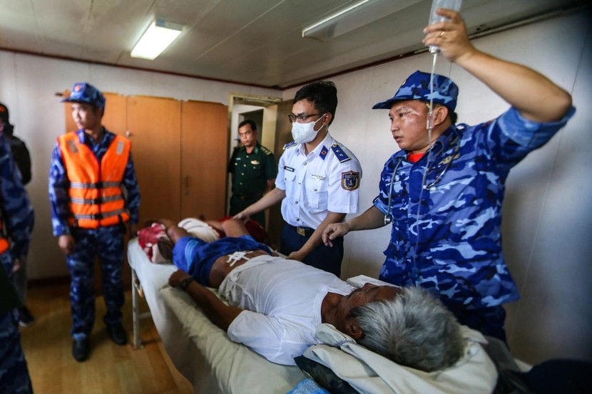 4 ngư dân tàu Bình Thuận được đưa vào đất liền cấp cứu - Ảnh 1.
