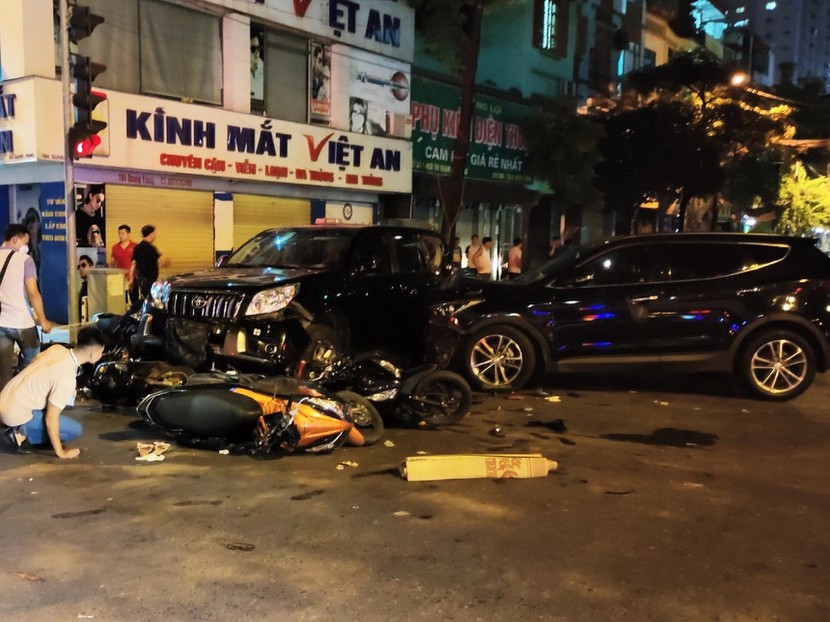 Xe 'điên' tông liên hoàn ở Hà Nội, một người chết nhiều người bị thương - Ảnh 2.