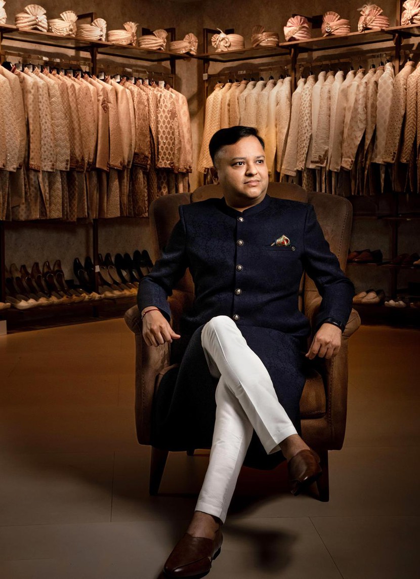 'Vua trang phục cưới' Ấn Độ trở thành tỷ phú từ 235 USD vay của mẹ  - Ảnh 1.