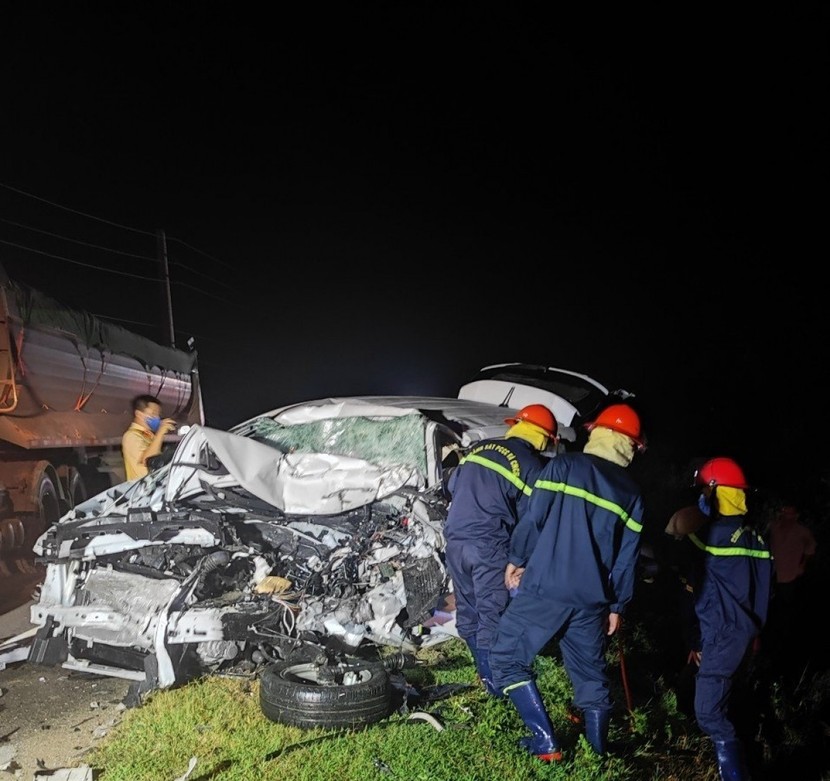 Tai nạn nghiêm trọng tại Quảng Bình khiến ít nhất 5 người thương vong - Ảnh 3.