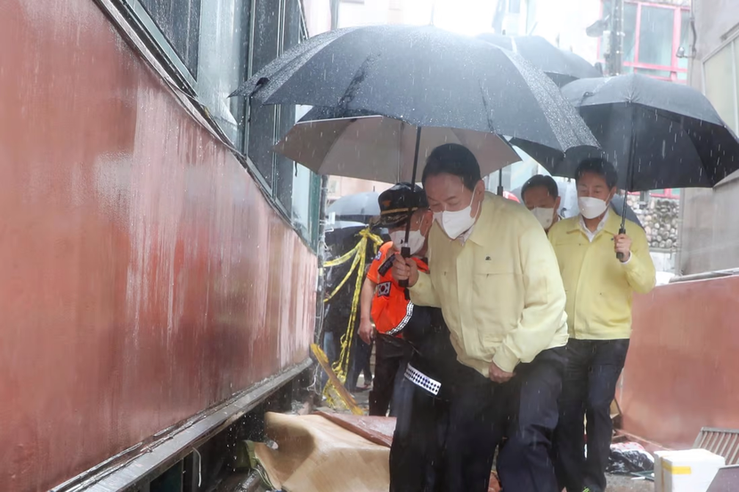 Seoul cấm các căn hộ bán hầm sau khi một gia đình thiệt mạng vì lũ lụt - Ảnh 1.