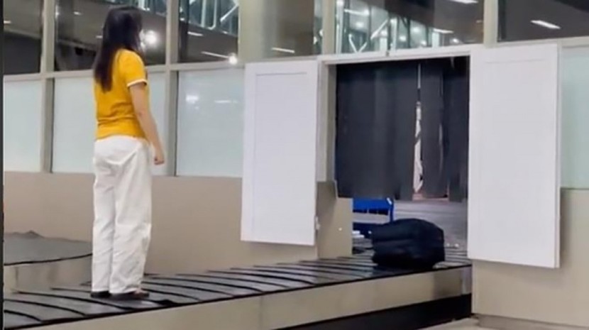 Mời nữ hành khách đứng trên băng chuyền hành lý sân bay lên làm việc - Ảnh 1.