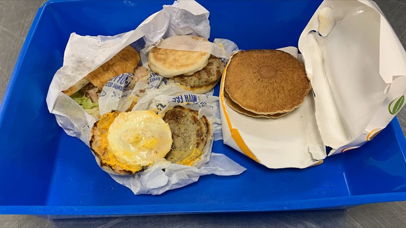 Hành khách bị phạt 1.874 USD vì không khai báo hai cái bánh mì sandwich của McDonald trong hành lý  - Ảnh 1.