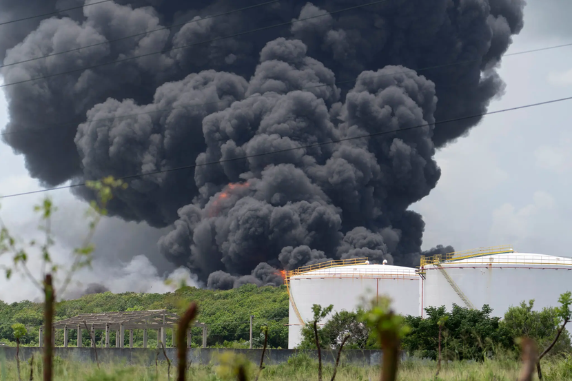 Cháy dữ dội tại kho dầu ở cảng Cuba, khói đen lan tới thủ đô La Habana - Ảnh 2.