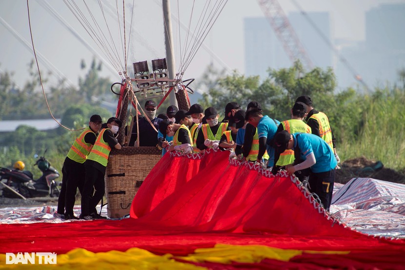TP.HCM thả khinh khí cầu kéo đại kỳ 1.800m2 mừng Quốc khánh - Ảnh 4.