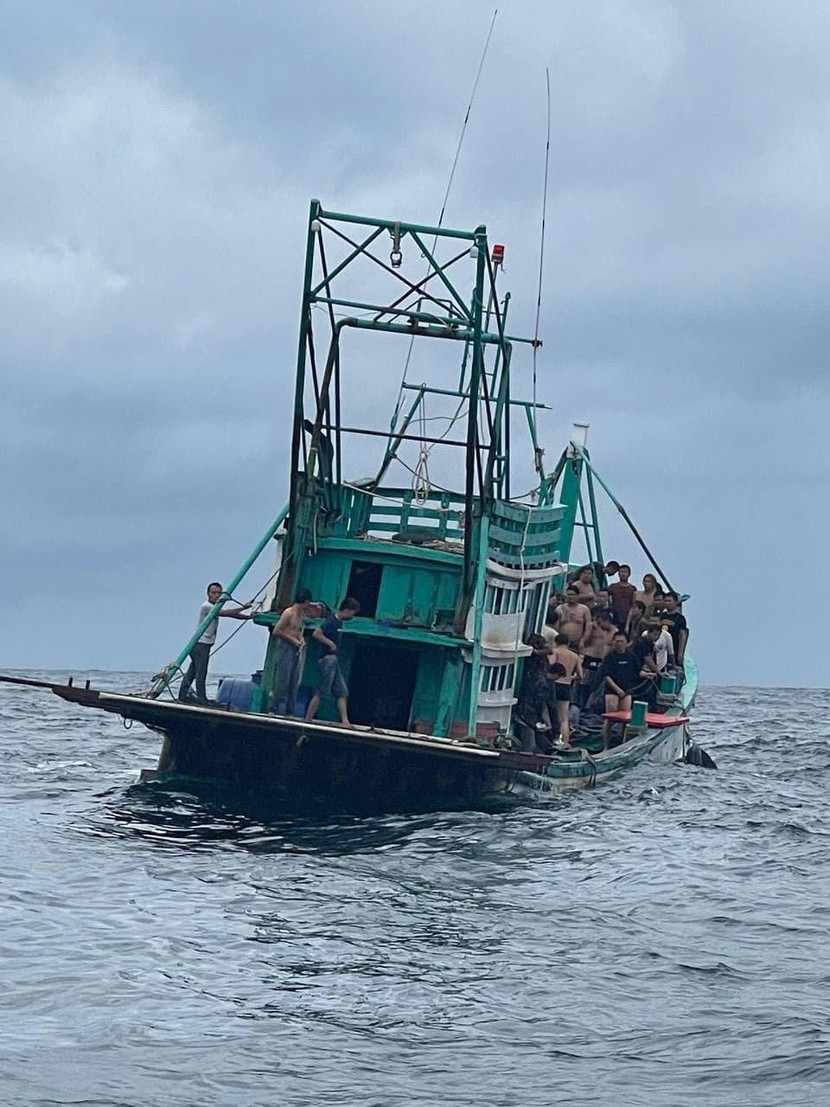 Tàu chở người Trung Quốc bị chìm ngoài khơi Campuchia, hơn 20 người mất tích - Ảnh 1.