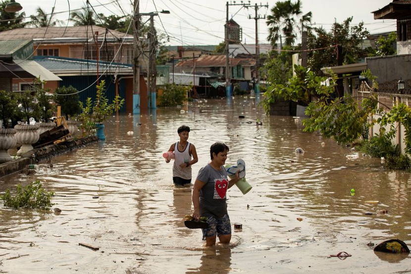 Hình ảnh đảo Luzon của Philippines tan hoang sau siêu bão Noru - Ảnh 1.