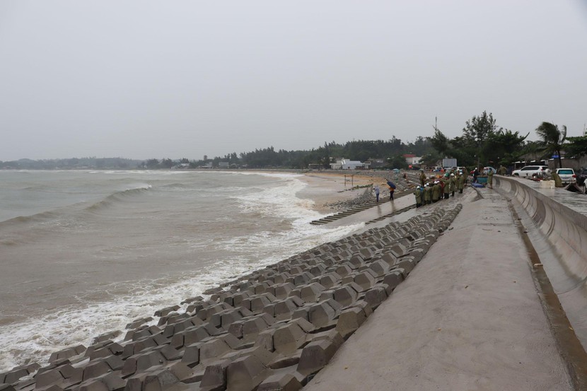 Bão Noru giảm sức gió và mưa khi đổ bộ khu vực Thừa Thiên Huế - Quảng Ngãi - Ảnh 4.