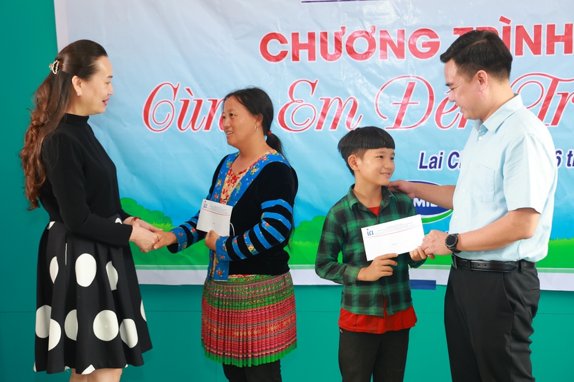Dự án &quot;Phát triển báo chí Việt Nam&quot; Tổ chức hoạt động Tập huấn và tặng quà cho trẻ em khó khăn tại Lai Châu - Ảnh 4.