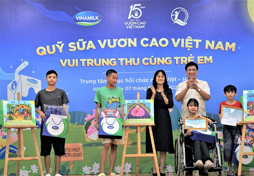 Thêm một mùa Trung thu ấm áp trong hành trình 15 năm của Quỹ sữa Vươn cao Việt Nam - Ảnh 4.