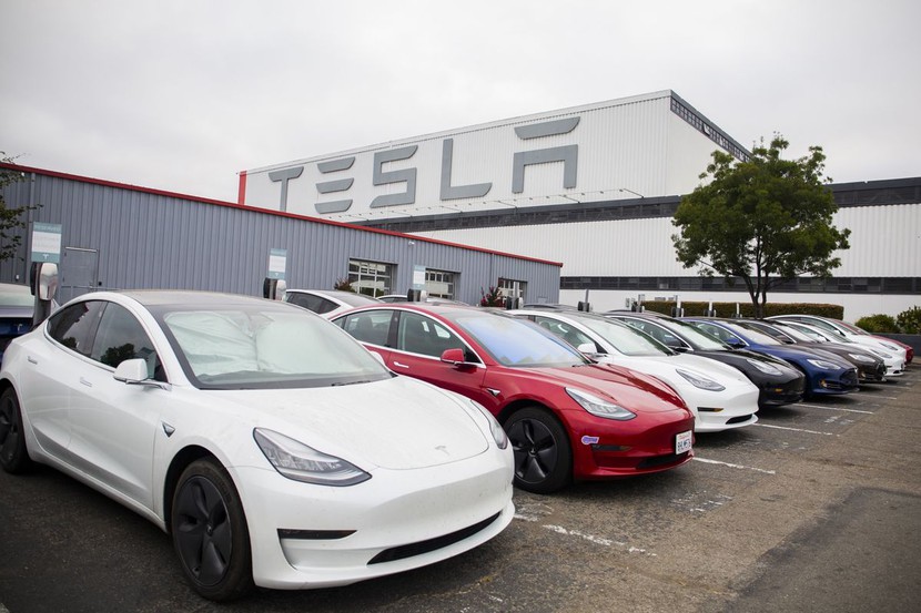 Tesla giảm giá xe điện trên thị trường Mỹ   - Ảnh 1.