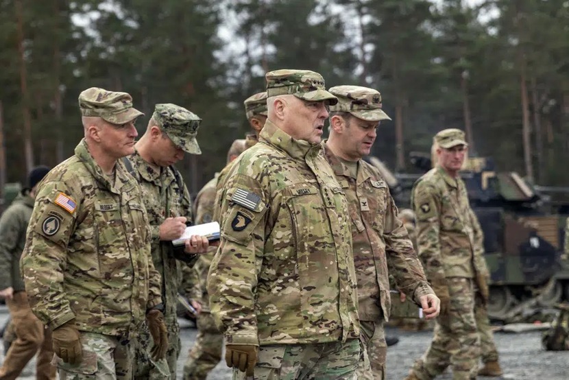 Tướng cao cấp của Mỹ đến biên giới Ba Lan Tham mưu trưởng quân đội Ukraina lần đầu tiên   - Ảnh 1.