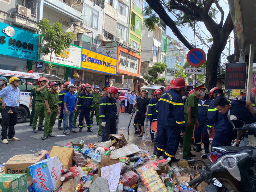 Kho chứa hàng trên gác quá nặng, cửa hàng tiện lợi ở quận 4, TP.HCM bị sập - Ảnh 1.