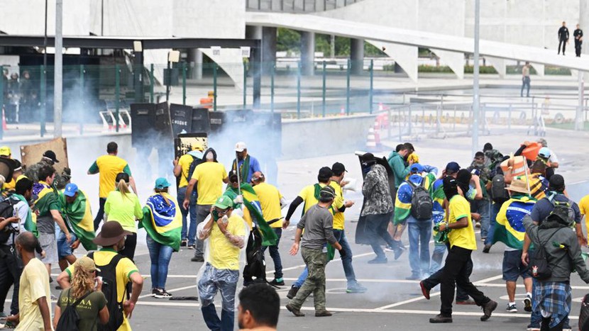 Những người ủng hộ cựu Tổng thống Brazil tấn công tòa nhà Quốc hội - Ảnh 1.