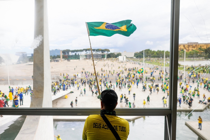 Những người ủng hộ cựu Tổng thống Brazil tấn công tòa nhà Quốc hội - Ảnh 3.