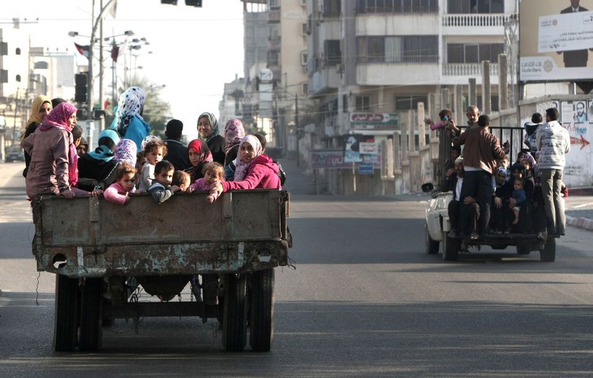 Triệu người dân dải Gaza chen chúc tháo chạy trên đủ loại phương tiện khi 'giờ G' sắp điểm - Ảnh 3.