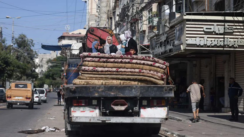 Triệu người dân dải Gaza chen chúc tháo chạy trên đủ loại phương tiện khi 'giờ G' sắp điểm - Ảnh 1.