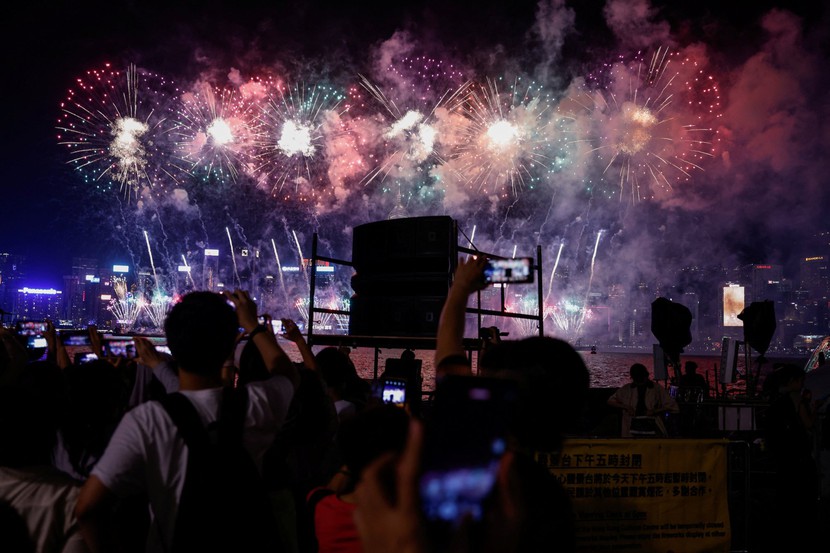 Màn bắn pháo hoa mừng Quốc Khánh ở Hồng Kông hoành tráng sau 5 năm chờ đợi - Ảnh 4.