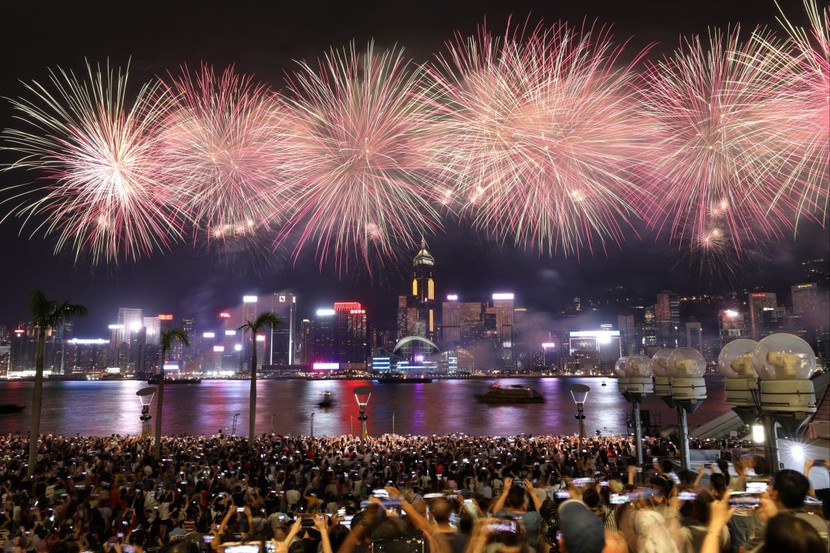 Màn bắn pháo hoa mừng Quốc Khánh ở Hồng Kông hoành tráng sau 5 năm chờ đợi - Ảnh 6.
