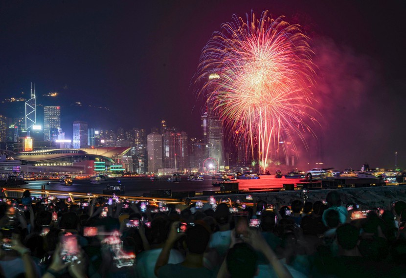 Màn bắn pháo hoa mừng Quốc Khánh ở Hồng Kông hoành tráng sau 5 năm chờ đợi - Ảnh 3.