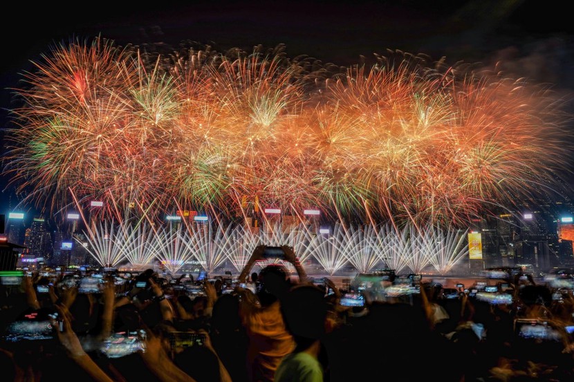 Màn bắn pháo hoa mừng Quốc Khánh ở Hồng Kông hoành tráng sau 5 năm chờ đợi - Ảnh 1.