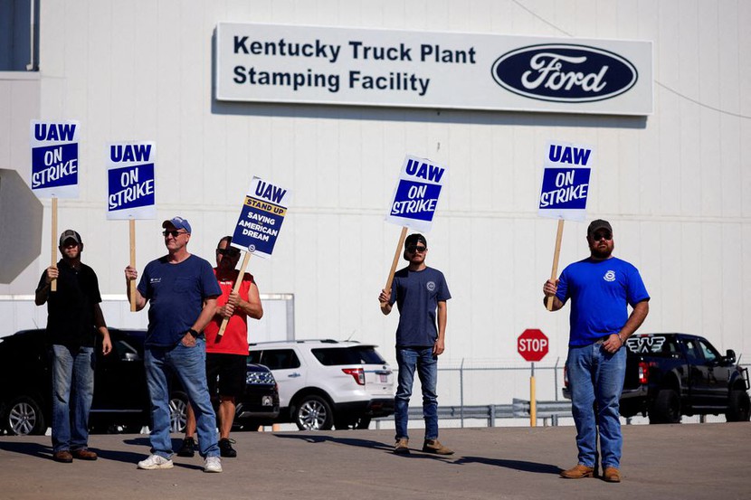 Ford, UAW đạt thỏa thuận dự kiến chấm dứt đình công bao gồm tăng lương kỷ lục - Ảnh 1.