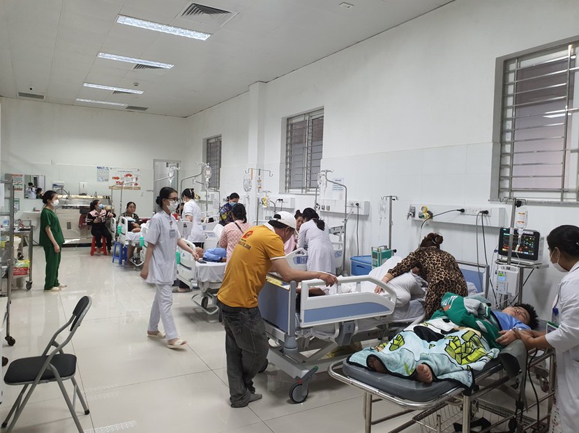50 học sinh ở Kiên Giang nhập viện nghi ngộ độc thực phẩm- Ảnh 1.