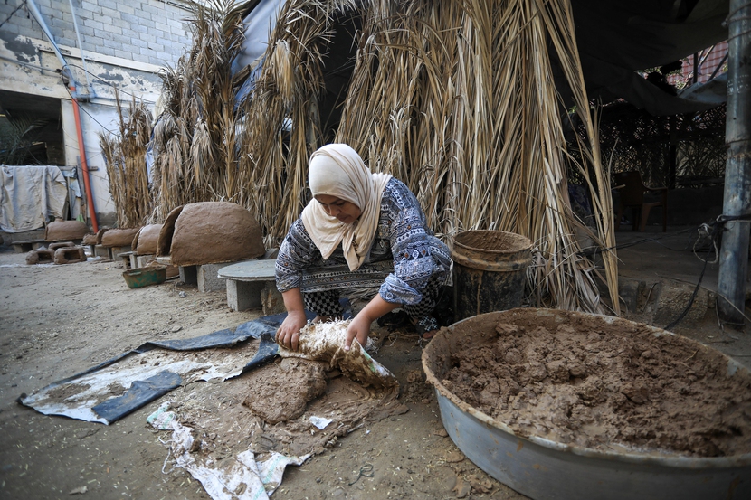 Thiếu nhiên liệu, người dân Gaza chuyển sang sử dụng lò đất sét truyền thống- Ảnh 3.