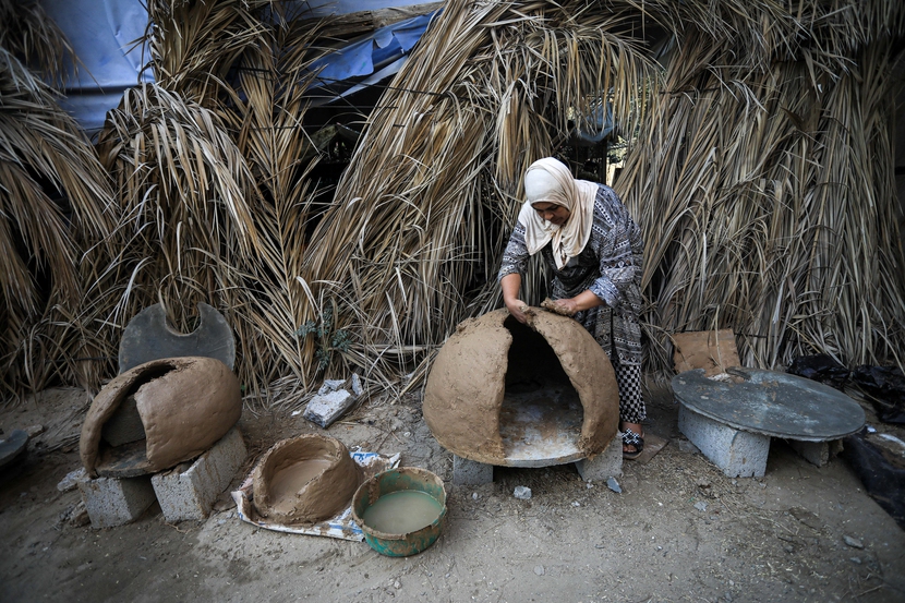 Thiếu nhiên liệu, người dân Gaza chuyển sang sử dụng lò đất sét truyền thống- Ảnh 5.