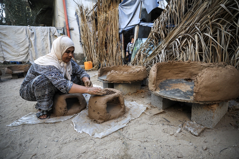 Thiếu nhiên liệu, người dân Gaza chuyển sang sử dụng lò đất sét truyền thống- Ảnh 7.