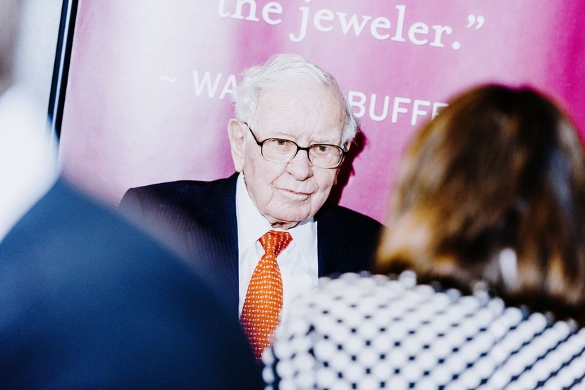 Tập đoàn của Warren Buffett báo lãi kỷ lục, giữ khối tiền mặt hơn 157 tỷ USD - Ảnh 1.