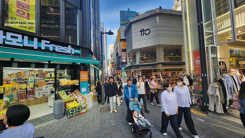 Khu phố mua sắm ở Seoul sống lại nhờ du khách nước ngoài  - Ảnh 1.